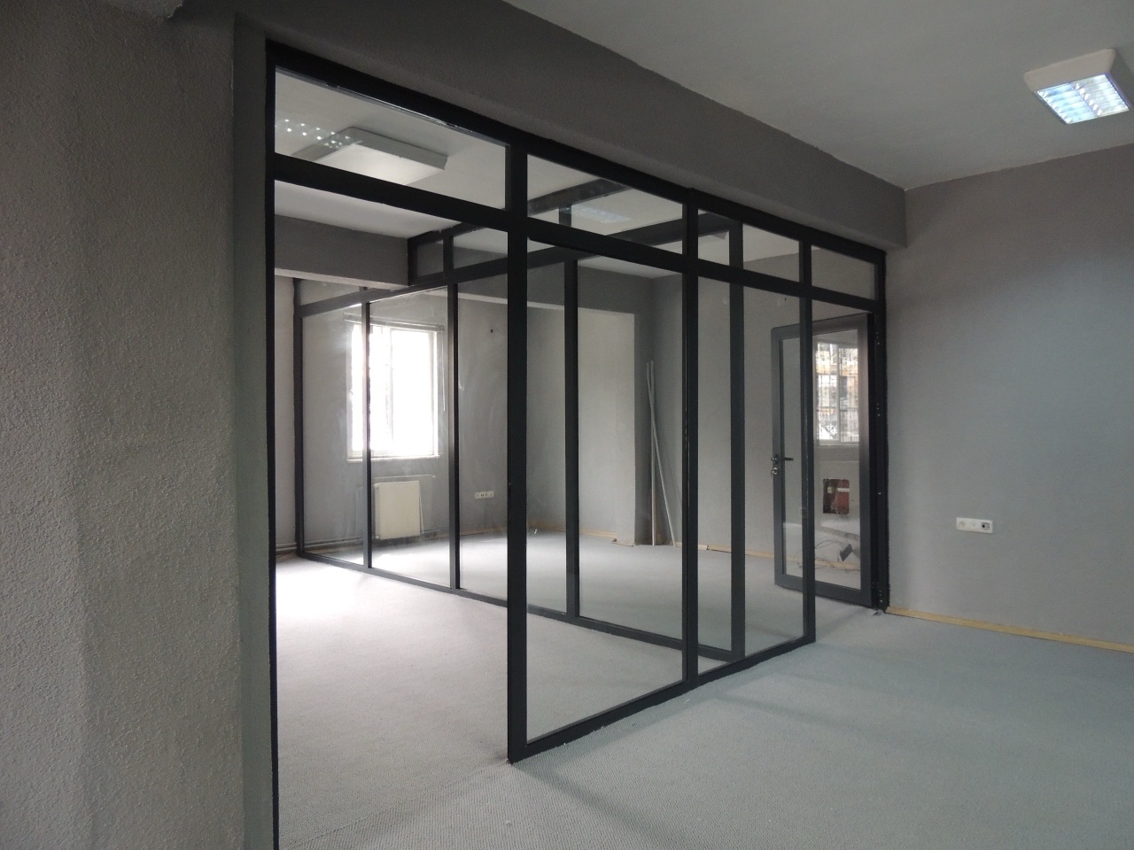Trennwand mit Aluminium-Profilen