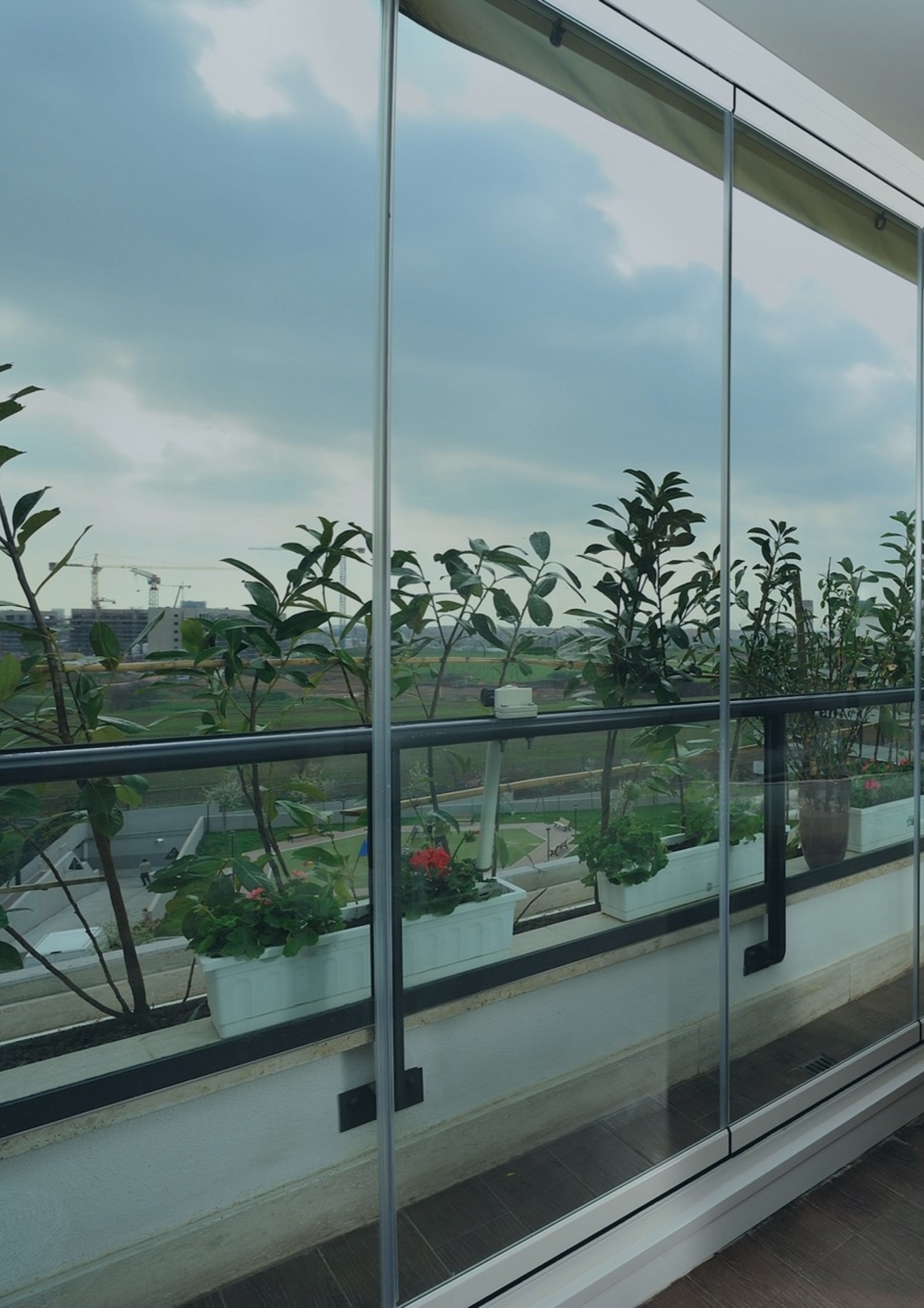 Schiebbarer Glas-Balkon-Vorbau mit Pflanzen