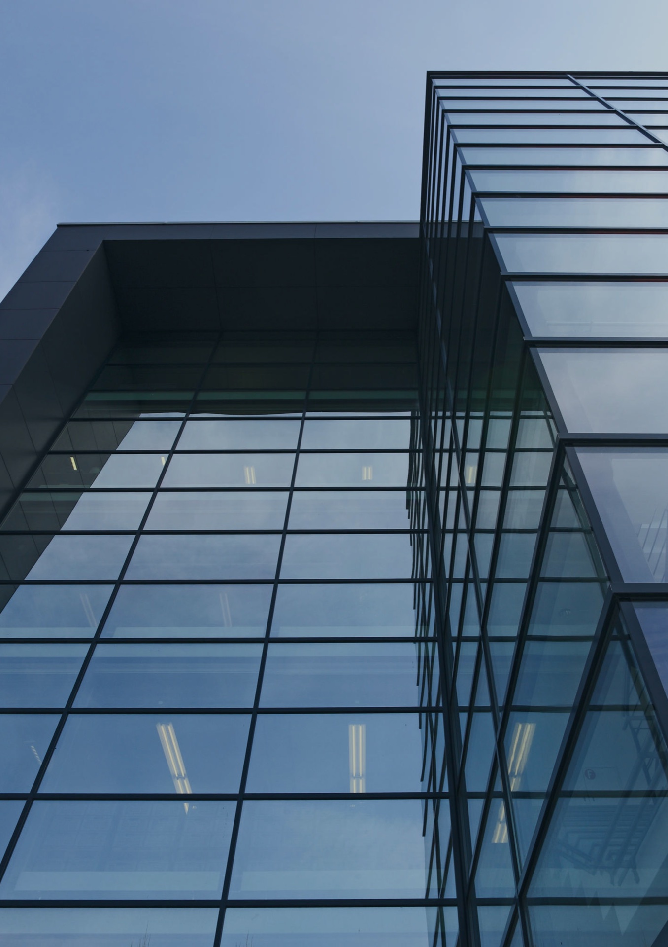 Moderne Glas-Curtain-Wall an einem Bürogebäude