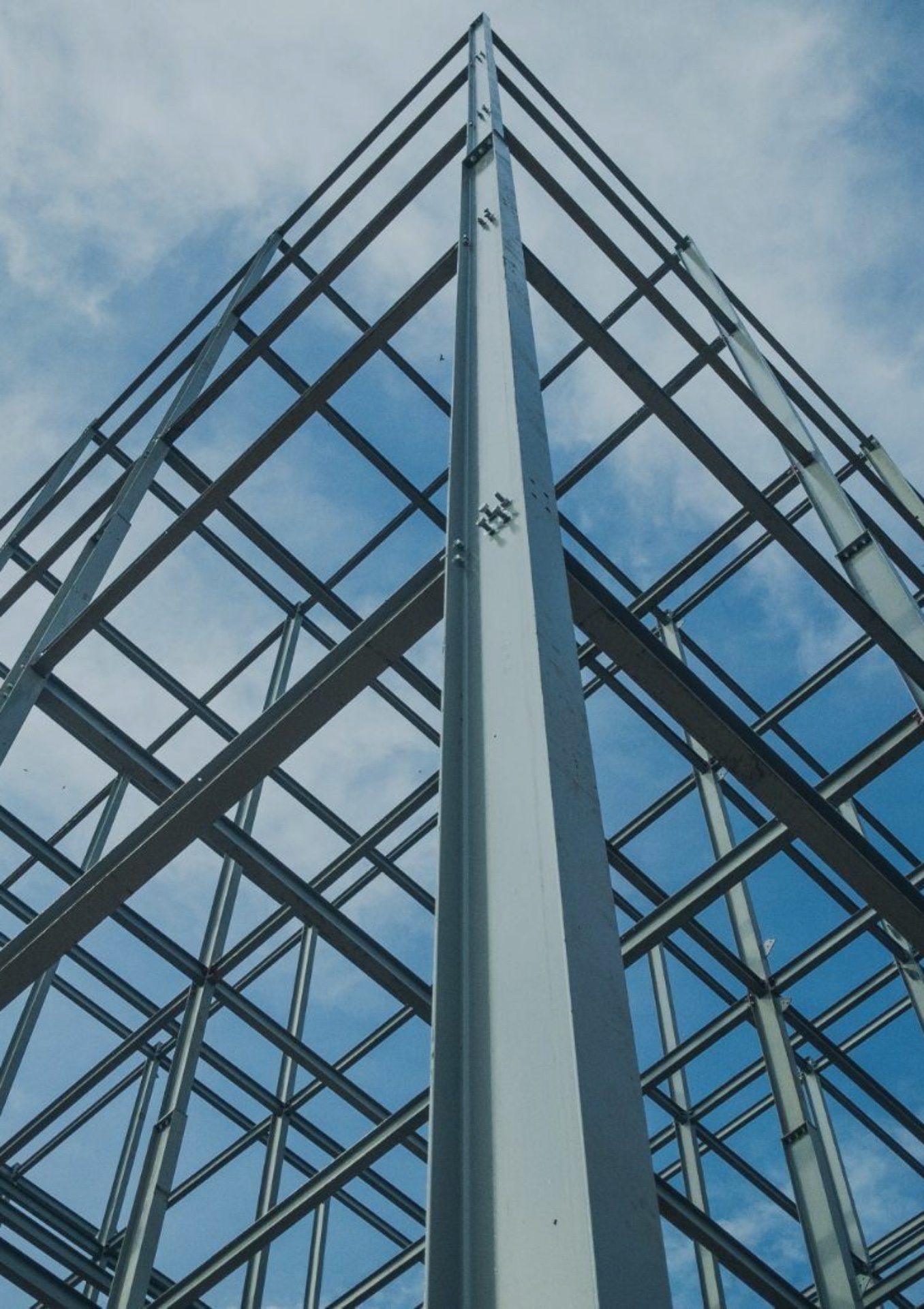 Stahlbau-Skelett von unten gegen den Himmel