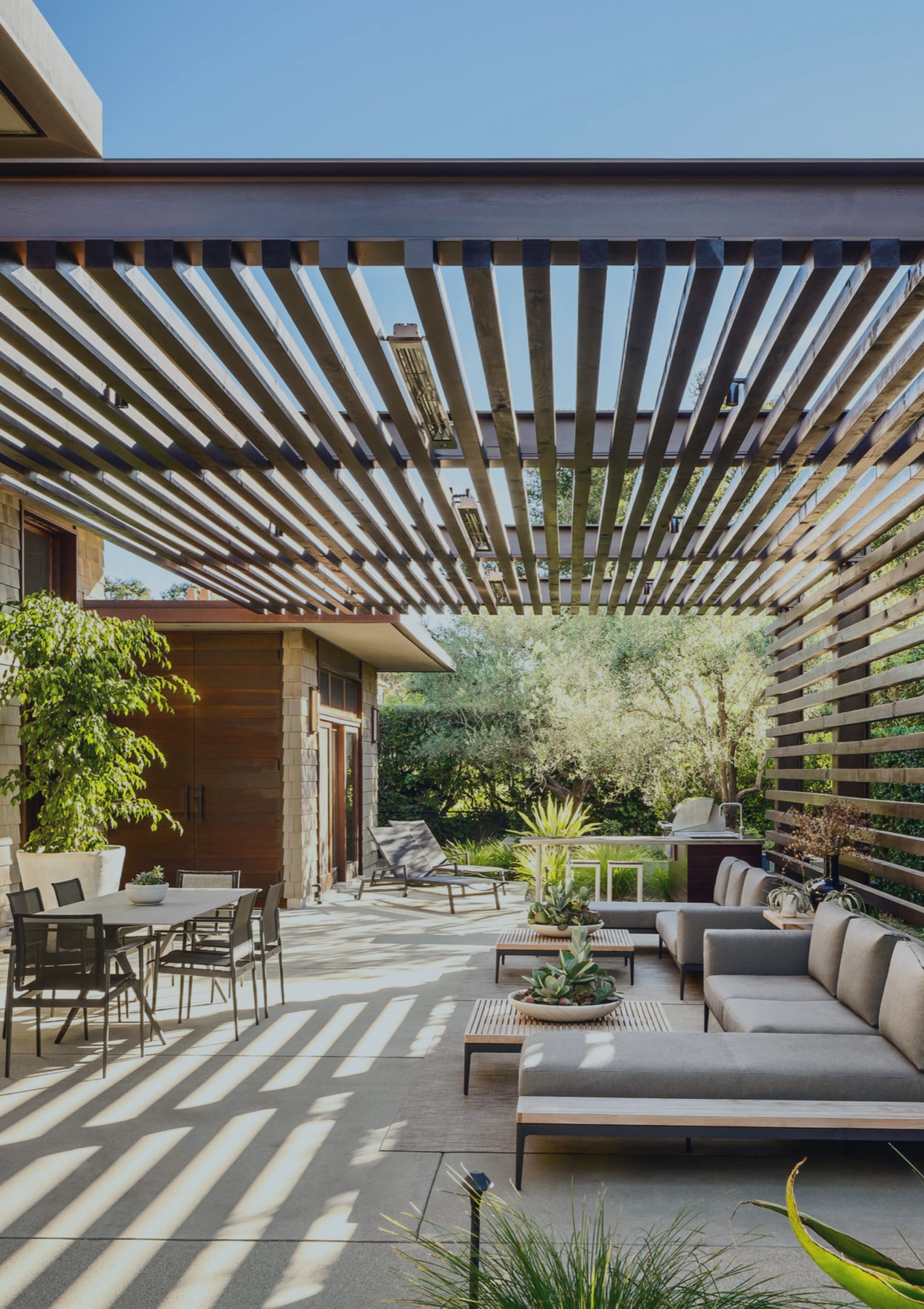 Premium-Pergola mit Outdoor-Lounge und Esstisch