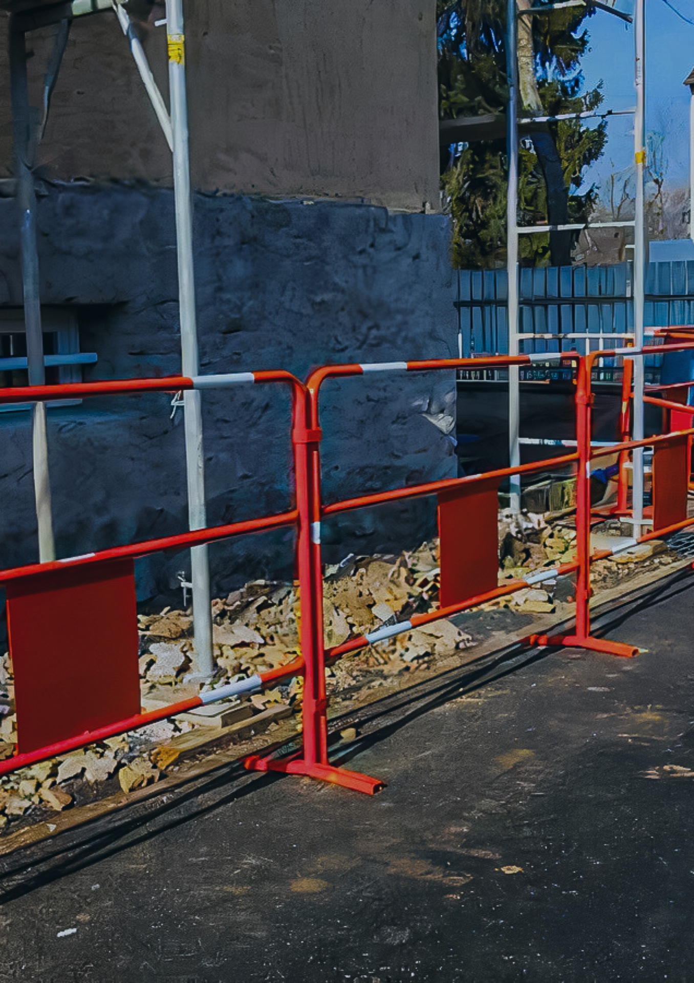 Rote Bauzaun-Module auf Baustelle