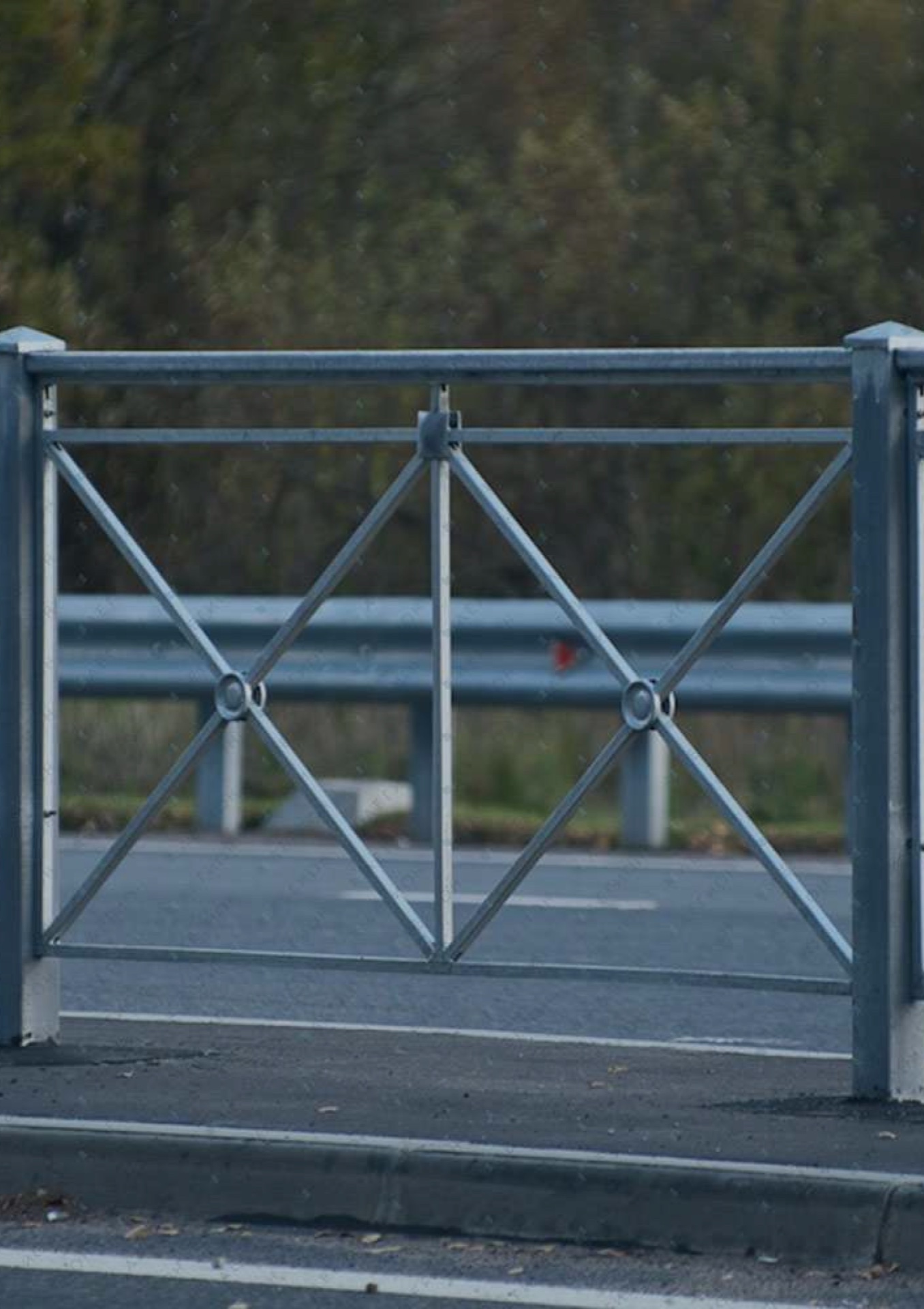 Verzinktes Strassengeländer mit X-Streben am Strassenrand