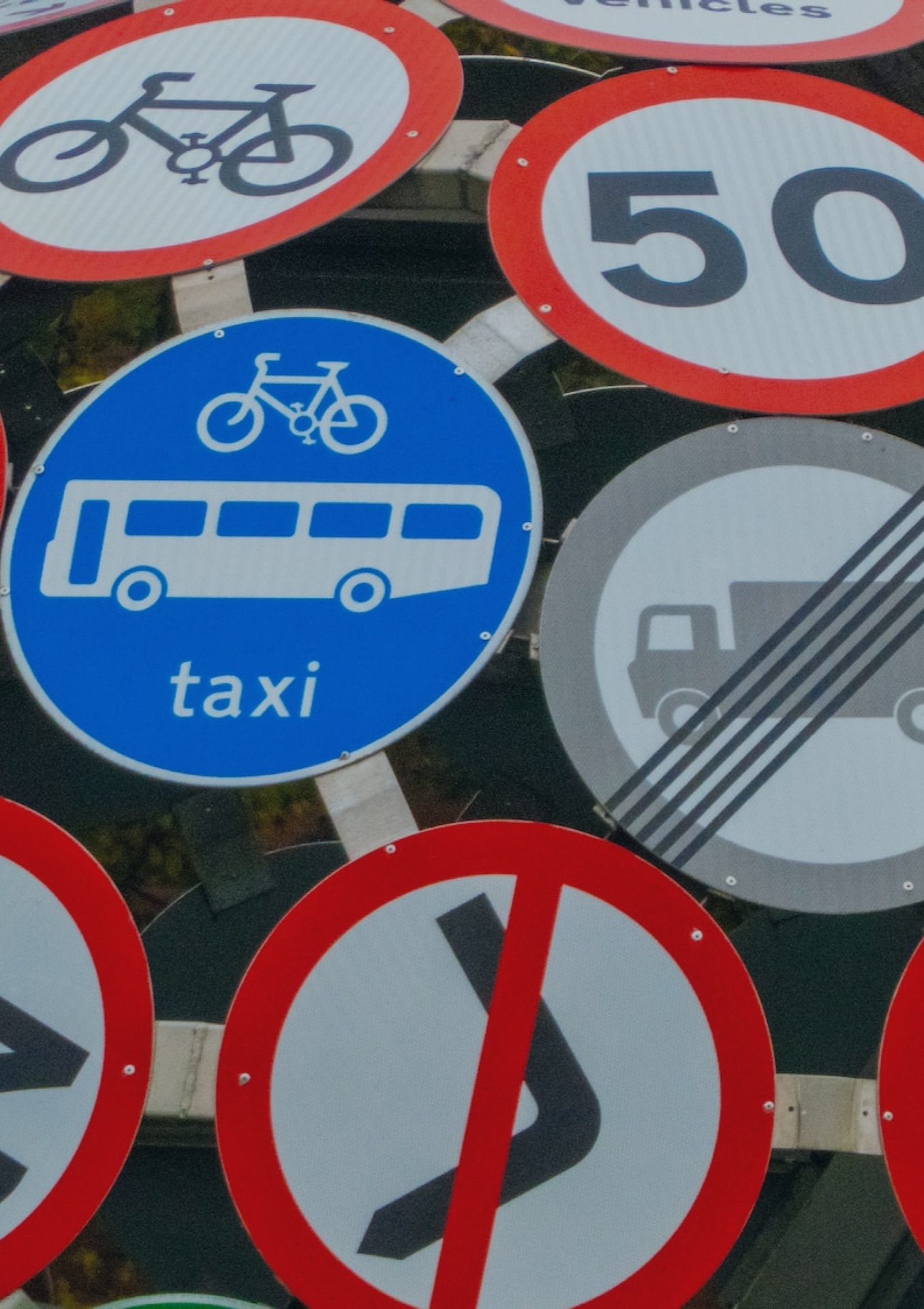 Verkehrs- und Strassenschilder im Detail