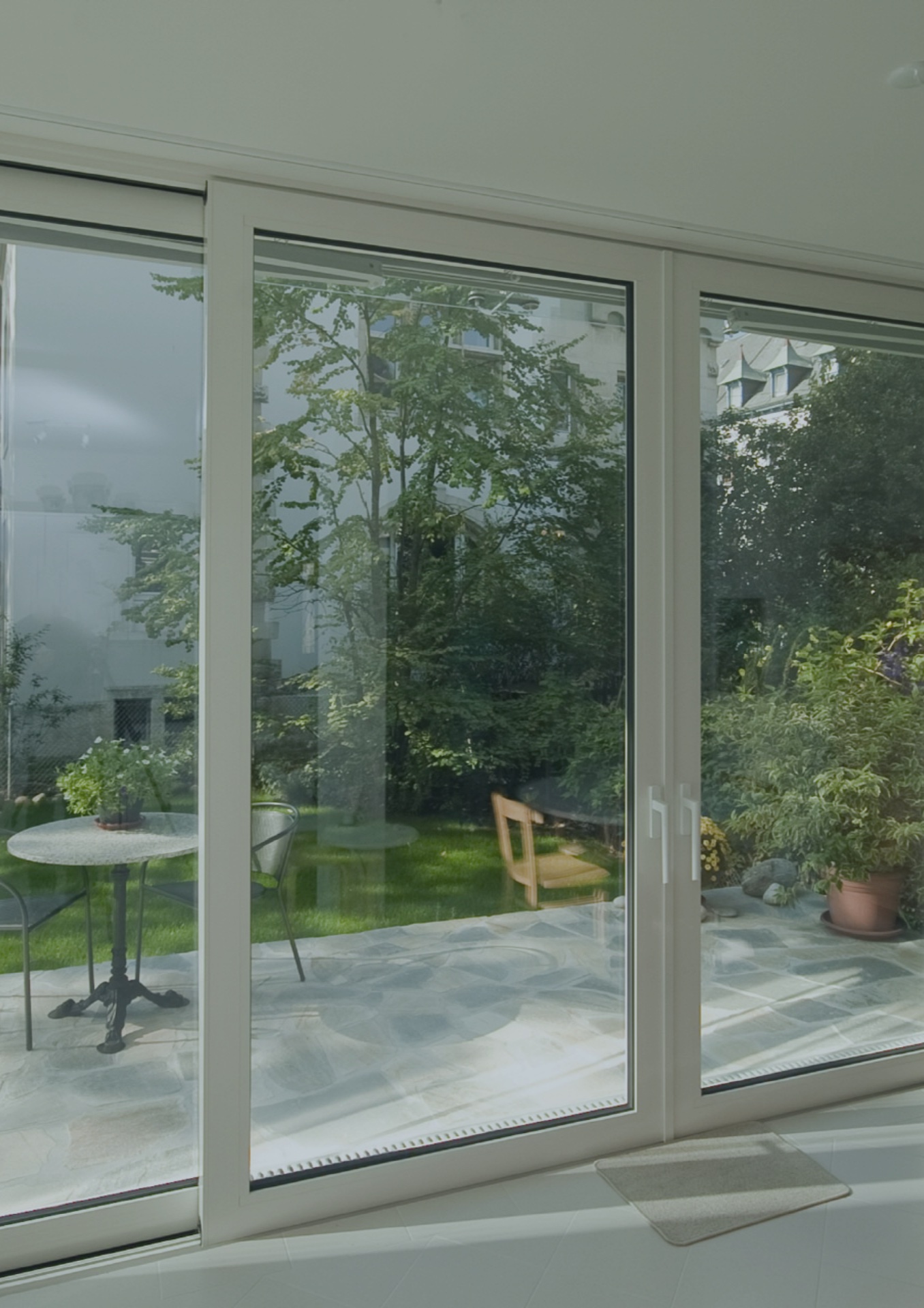 Moderne Schiebetüre mit Garten-Ausblick